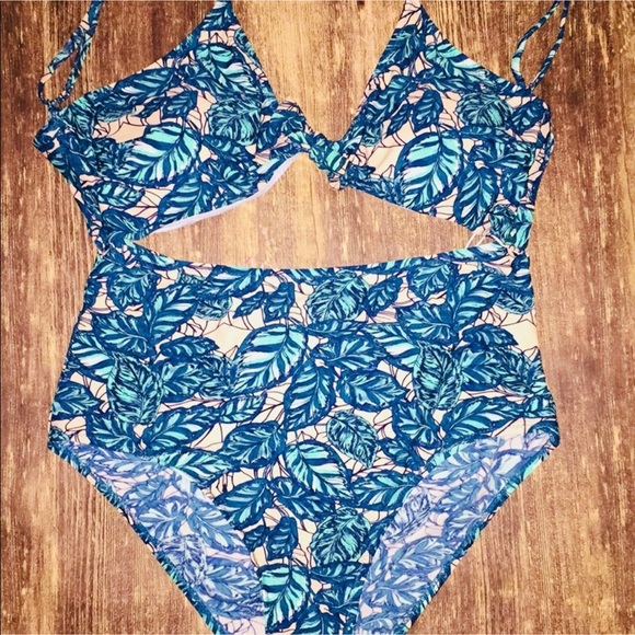 Very flattering cutout one piece in XL - Picture 3 of 4